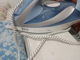 Plancha de ropa azul y blanca