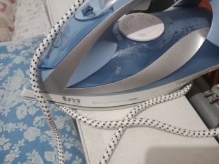 Plancha de ropa azul y blanca