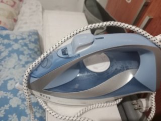 Plancha de ropa azul y blanca