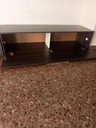 Mueble de salón modular blanco y oscuro