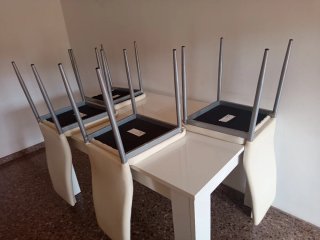 Mueble de salón modular blanco y oscuro