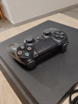 Consola Sony PS4 Negra + Mando