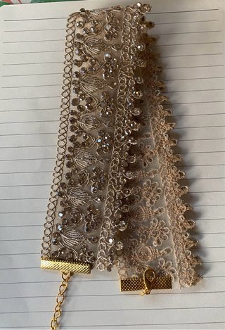 Gargantilla dorada con pedrería