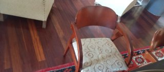 Sillas de madera con tapicería floral