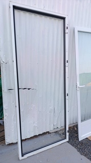 Puerta Aluminio Abatible Blanca