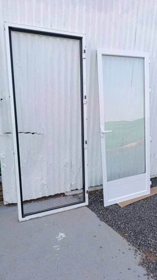 Puerta Aluminio Abatible Blanca