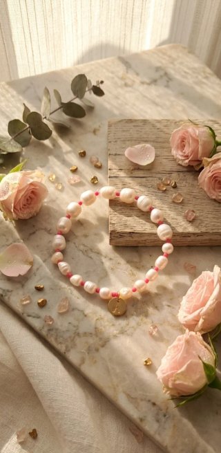 Pulsera de perlas con inicial dorada
