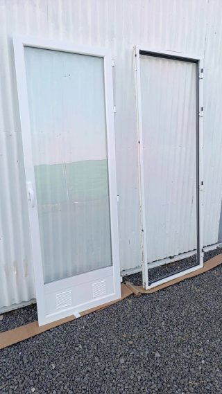 Puerta Aluminio Blanca Abatible