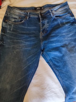 Pantalones vaqueros ajustados, nuevos sin usar.
