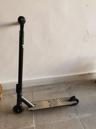 Patinete freestyle negro con ruedas