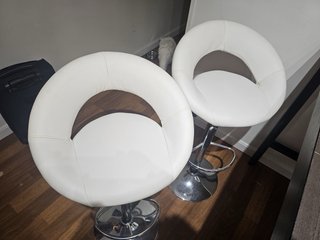 Conjunto de 4 Taburetes altos blancos y plateados
