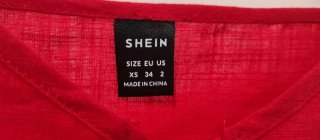 Top SHEIN rojo tirantes botones nudo