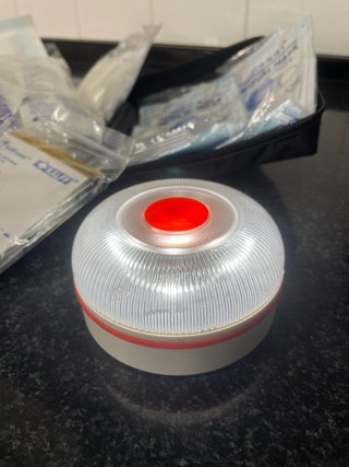 Botiquín Audi y luz de emergencia-linterna
