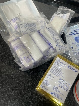 Botiquín Audi y luz de emergencia-linterna