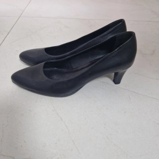Zapatos de piel negros Talla 39. MDB