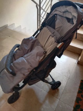 Carro de bebé gris