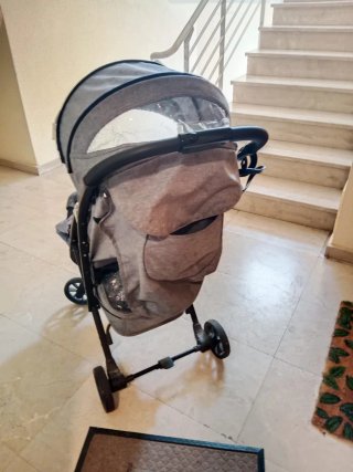 Carro de bebé gris
