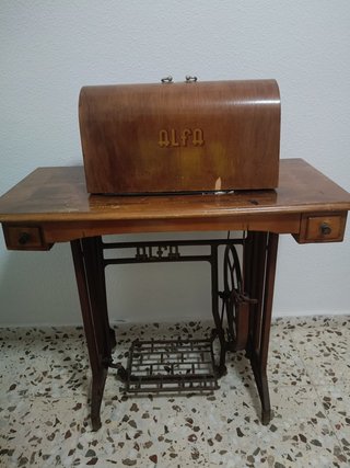 Máquina de coser ALFA vintage con mueble