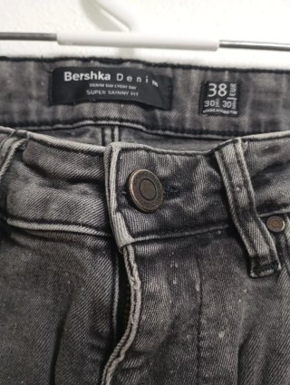 Pantalón Bershka gris desgastado Roto Talla M