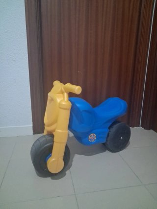 Moto correpasillos infantil azul y amarillo