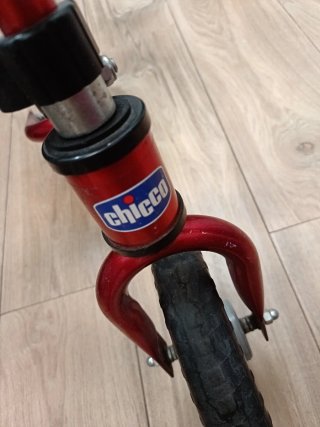 Bicicleta de equilibrio roja