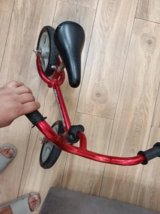 Bicicleta de equilibrio roja