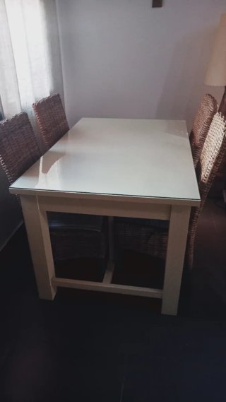 Mesa de comedor de madera y cristal