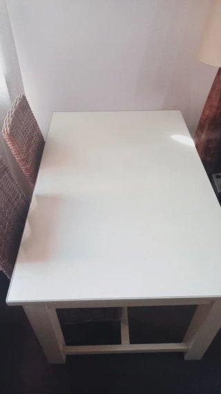 Mesa de comedor de madera y cristal