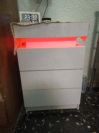 Mesita de noche nueva con luz LED