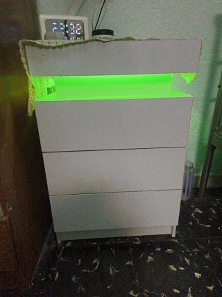 Mesita de noche nueva con luz LED