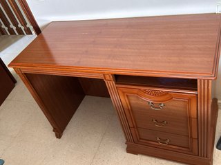 Escritorio de madera marrón