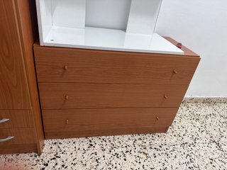 Armario de madera 2 puertas y 2 cajones uno grande