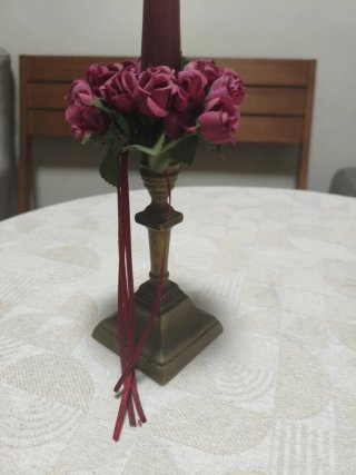 Candelabro de Bronce con Flores y Vela