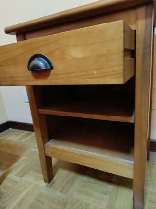 Mesita de noche de madera