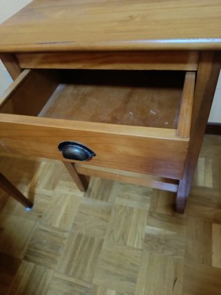 Mesita de noche de madera