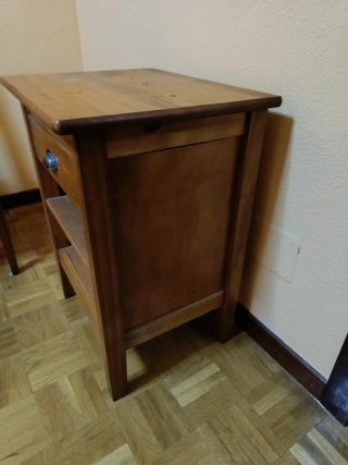 Mesita de noche de madera