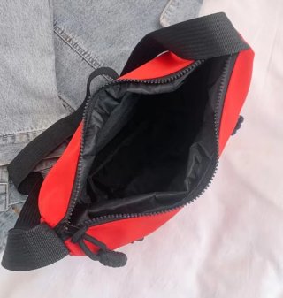 Bolso de hombro rojo