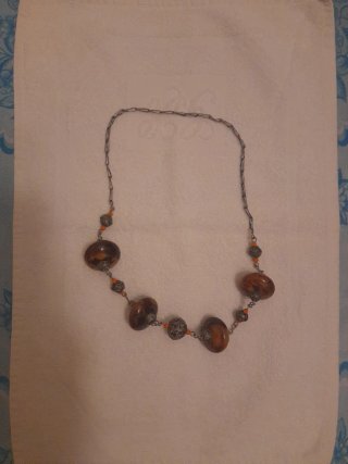 Collar de piedras marrones y naranjas