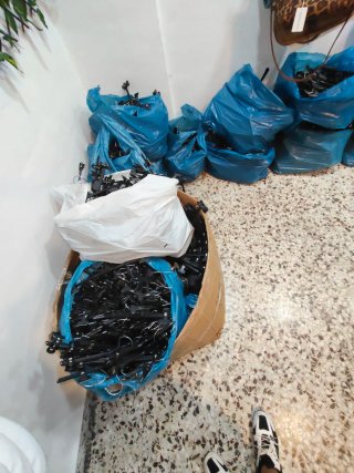 Lote de perchas  de plástico negras