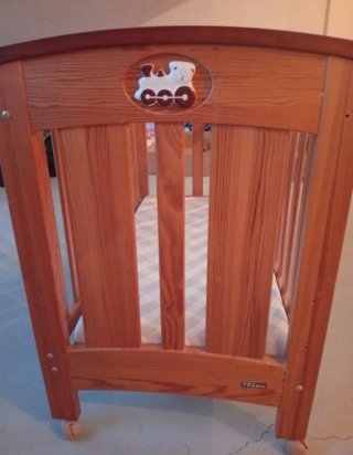 Cuna de bebé de madera