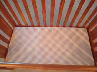 Cuna de bebé de madera