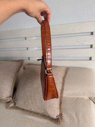 Bolso Stradivarius efecto piel cocodrilo
