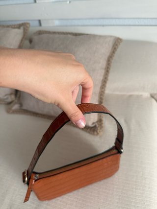 Bolso Stradivarius efecto piel cocodrilo