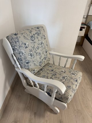 Mecedora de madera blanca con cojines