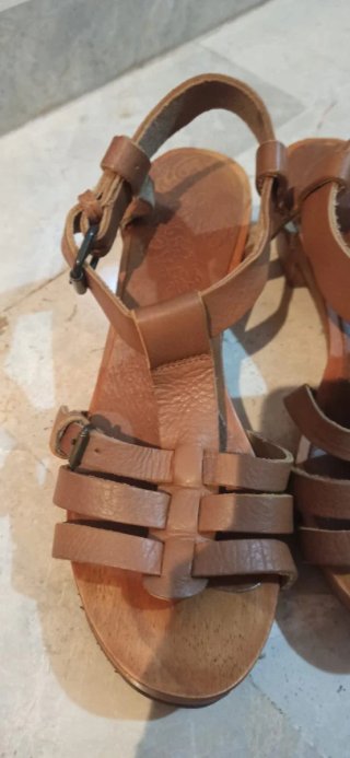 Sandalias de cuero marrón