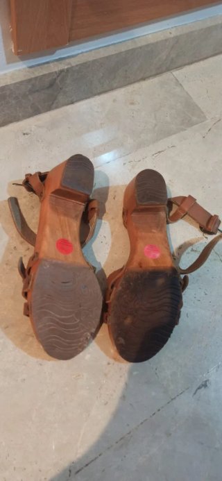 Sandalias de cuero marrón