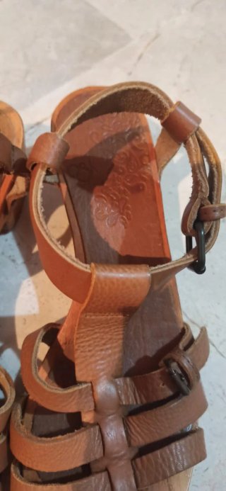 Sandalias de cuero marrón