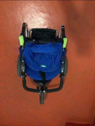 Carro de bebé todoterreno azul y verde
