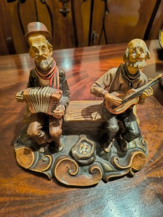 Figura antigua músicos con acordeón y guitarra