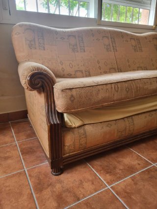Sofá de tela beige y marrón